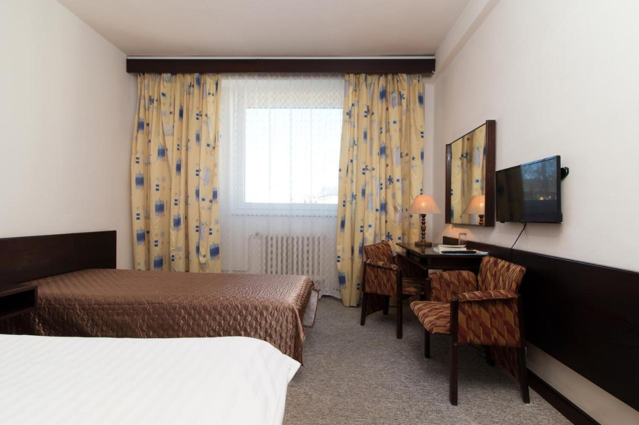 Hotel Merkur - Яблонец-над-Нисоу Экстерьер фото